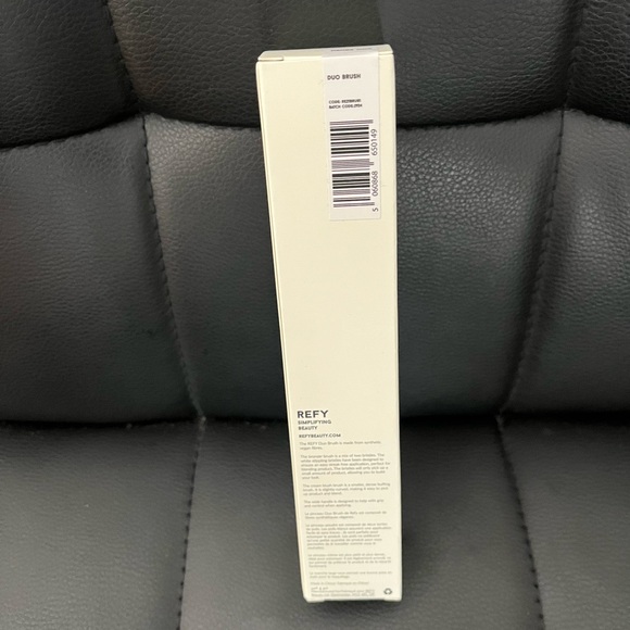 NWT REFY Dual-Ended Makeup Brush - Picture 3 of 3